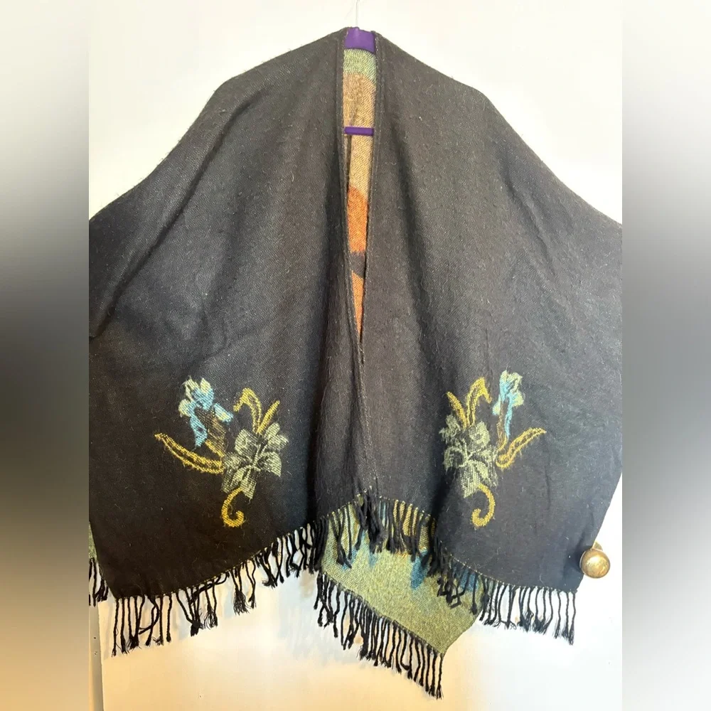 Beautiful Cashmere Reversible Floral Patterned Shawl with Fringe - LIKE NEW - Picture 3 of 4